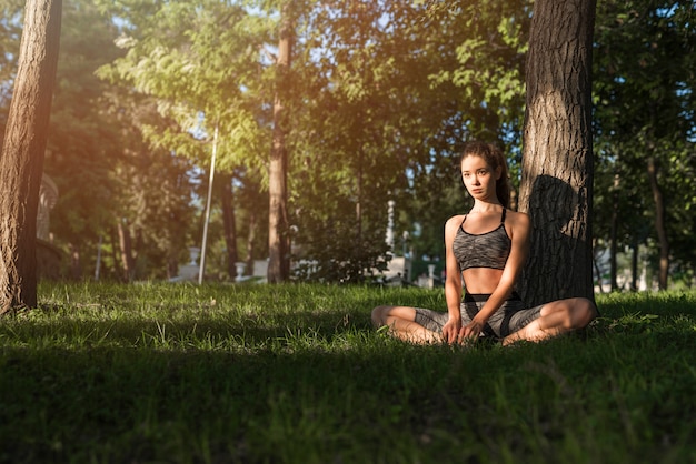 Free photo young woman doing sport in the park