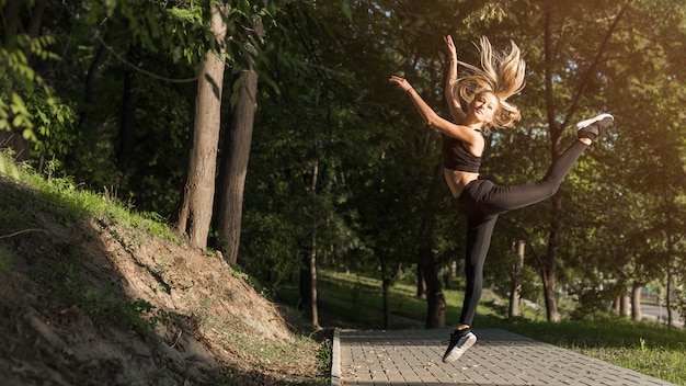 Free photo young woman doing sport in the park