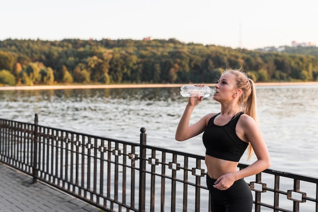 Free photo young woman doing sport in the park