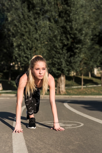 Free photo young woman doing sport in the park