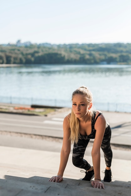 Free photo young woman doing sport in the park