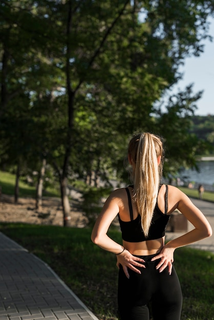 Free photo young woman doing sport in the park