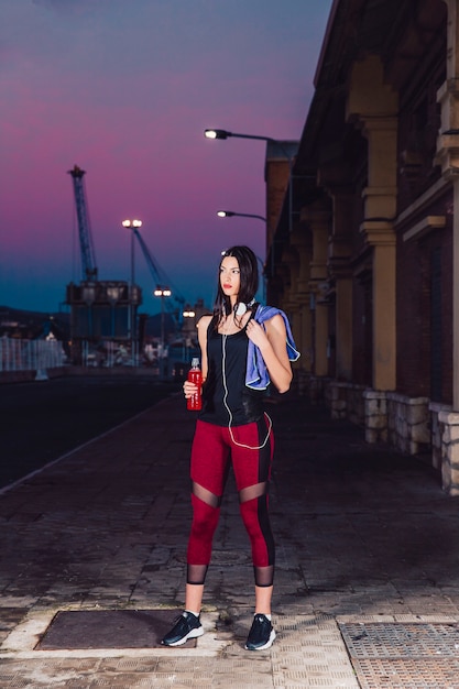 Free photo young woman on evening training