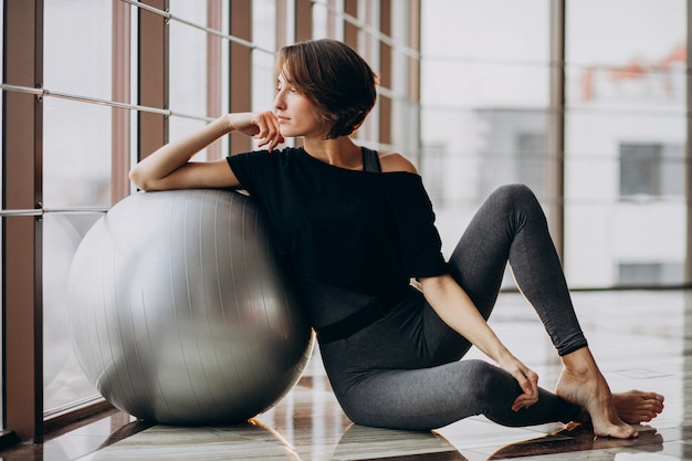 Free photo young woman exercising at the gym