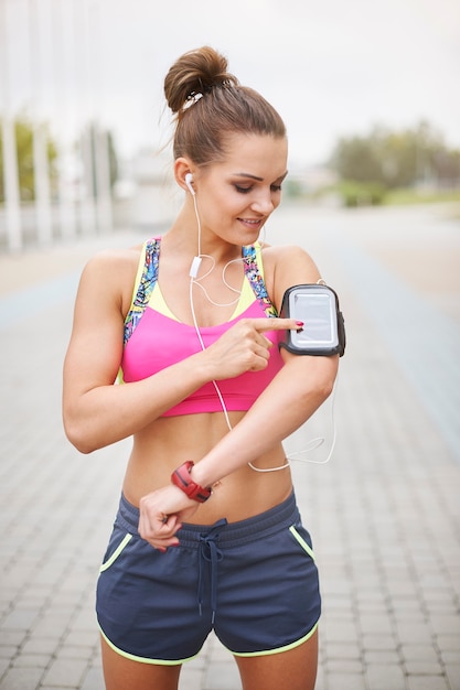 Free photo young woman exercising outdoor. what i need while jogging is good music