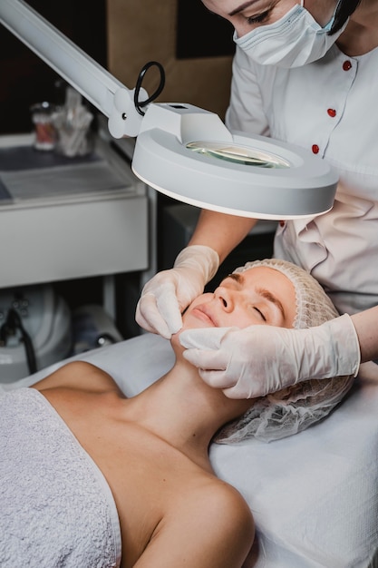 Free photo young woman getting a beauty procedure at the spa