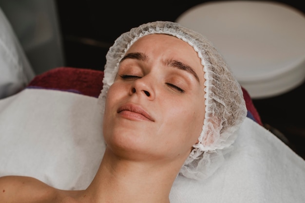 Free photo young woman getting a cosmetic treatment at the spa