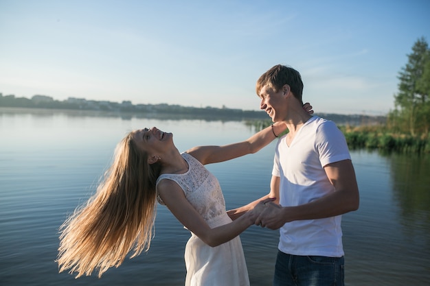 Free photo young woman laughing with her boyfriend