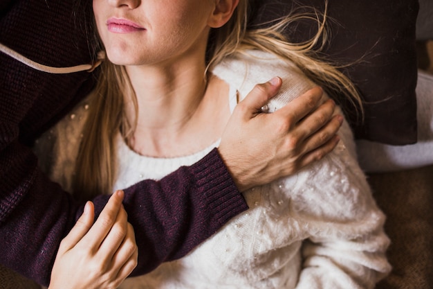 Free photo young woman lying on knees of man