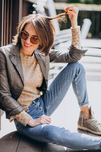 Free photo young woman model in jacket posing outside