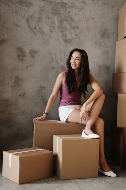 Free photo young woman moving on her new apartment