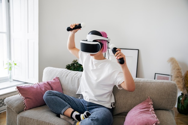 Free photo young woman playing a virtual reality game