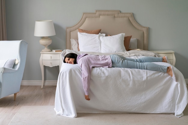 Free photo young woman sleeping at home