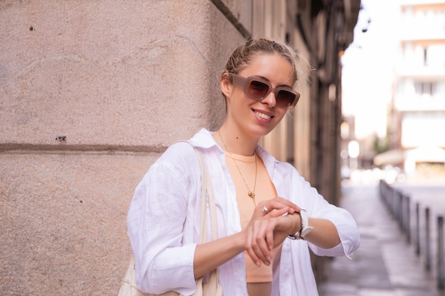 Free Photo young woman smiling and look at camera