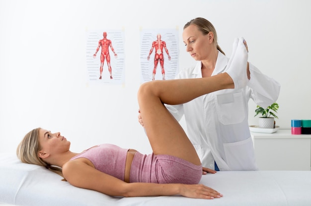 Free photo young woman in sportswear practicing an exercise in a physiotherapy session