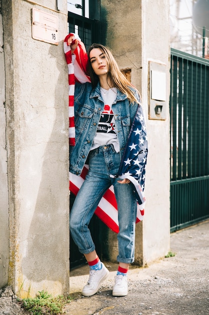 Free photo young woman staying in jeans clothing