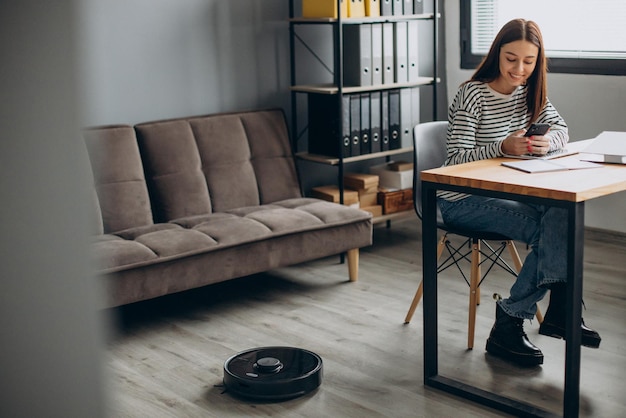 Free photo young woman studing at the office