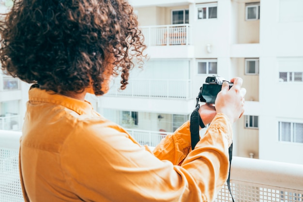 Free photo young woman taking photos