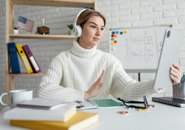 Free photo young woman teaching kids an english lesson online