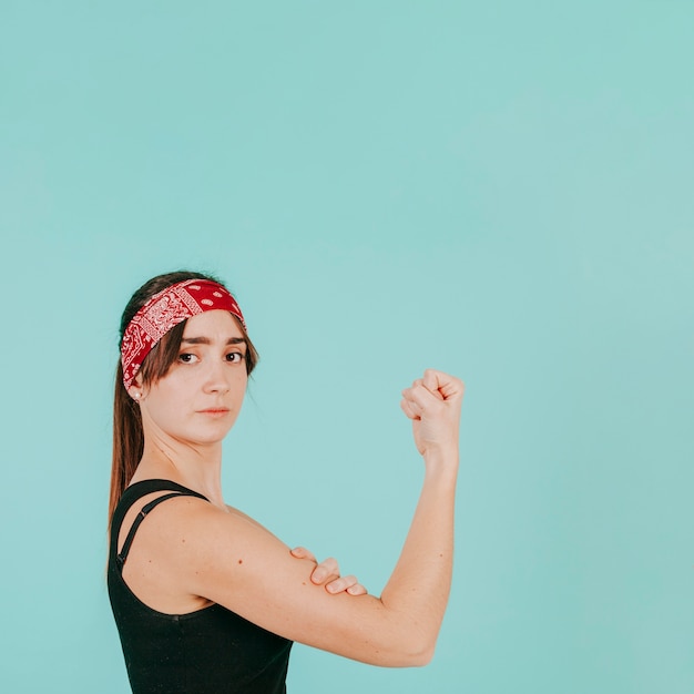 Free photo young woman touching biceps