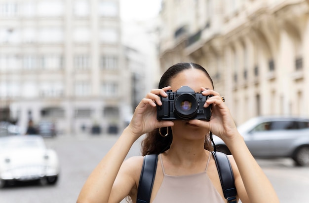 Free photo young woman traveling and having fun in paris