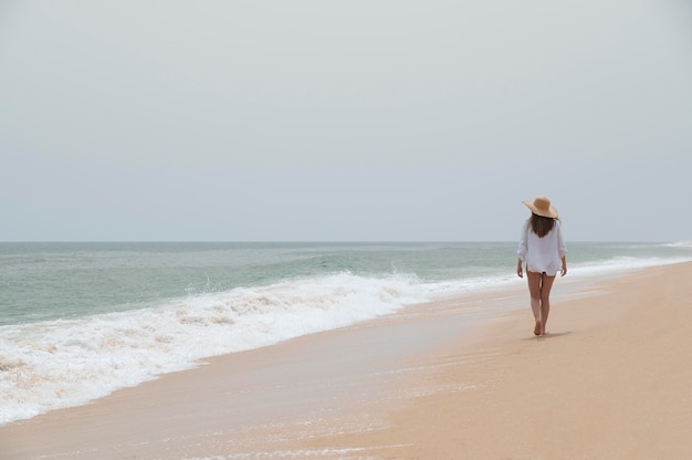 Free Photo young woman traveling without covid by the sea