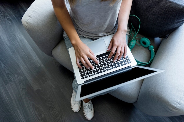 Free photo young woman typing on laptop