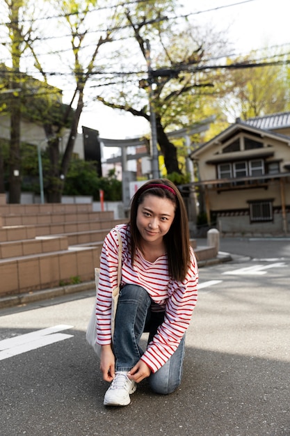 Free photo young woman walking through the neighborhood