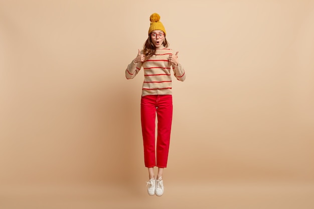 Free photo young woman wearing colorful clothes