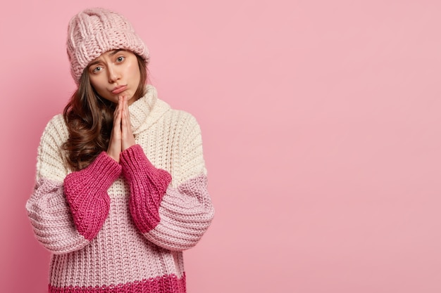 Free Photo young woman wearing colorful winter clothes