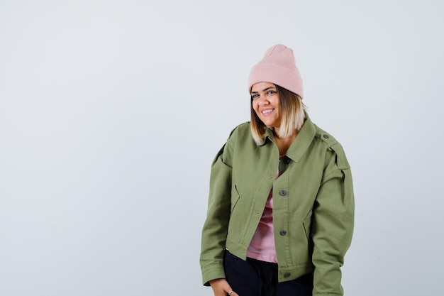 Free photo young woman wearing a jacket and a pink hat