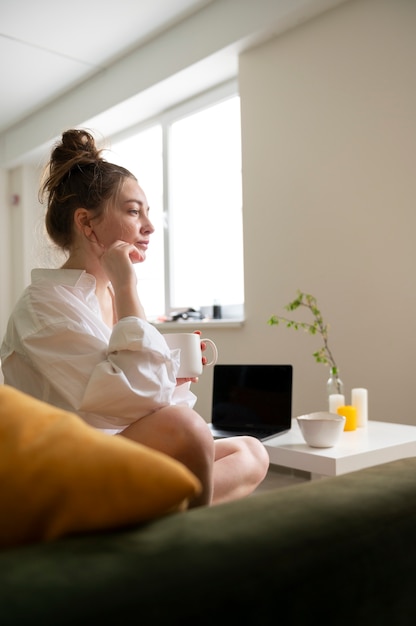 Free photo young woman wearing messy bun hairstyle