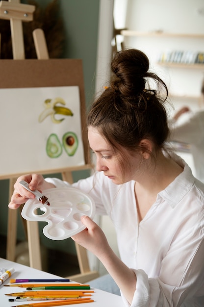 Free photo young woman wearing messy bun hairstyle