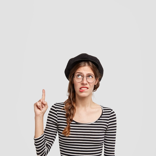 Free photo young woman wearing striped shirt and beret