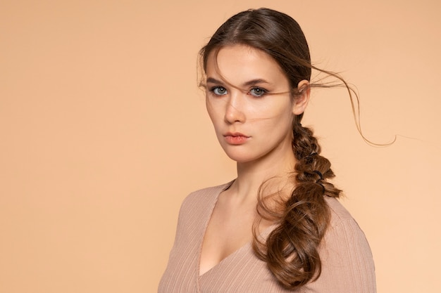 Free photo young woman wearing a trendy hairstyle