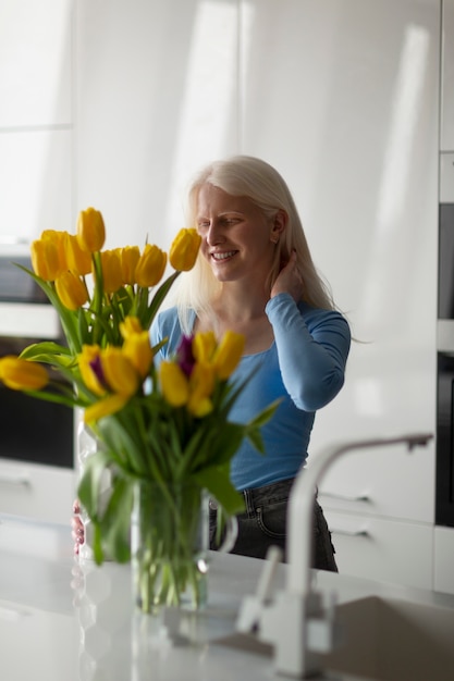 Free photo young woman with albinism and tulip flowers