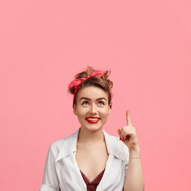 Free photo young woman with bandana and white shirt