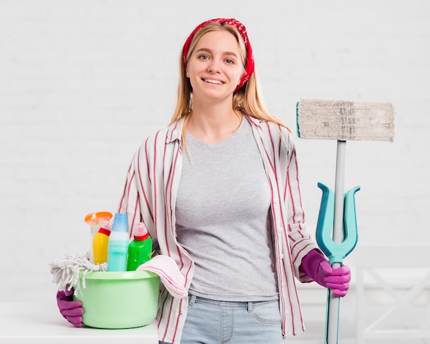 Free photo young woman with cleaning products