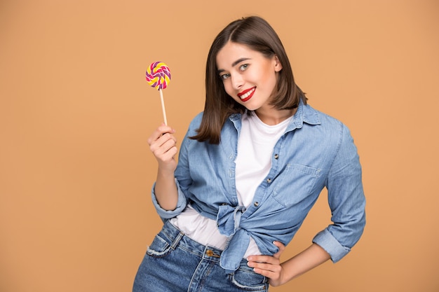 Free photo young woman with colorful lollipop