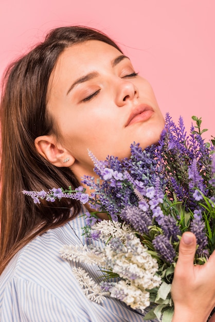 Free photo young woman with flowers bouquet