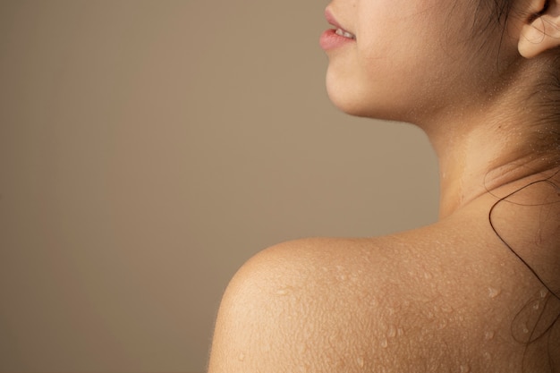 Free photo young woman with hydrated skin close up