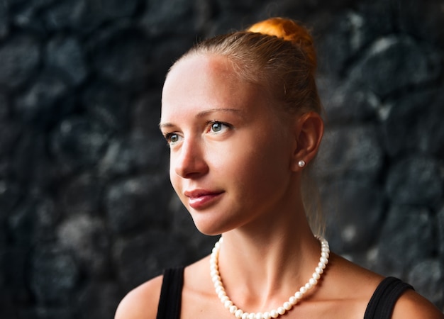 Free Photo young woman with pearl necklace and earrings