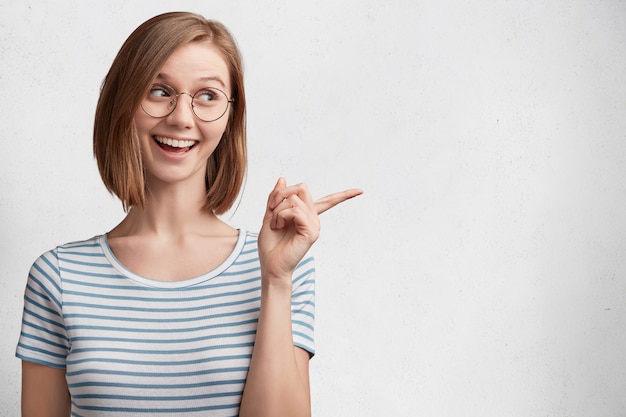 Free photo young woman with round glasses and striped t-shirt