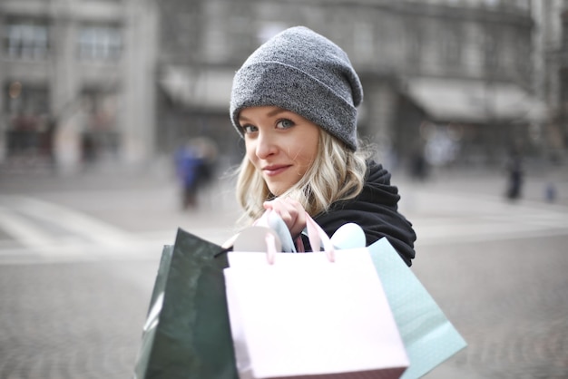 Free photo young woman with shopping bag