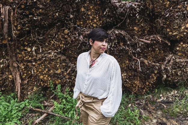 Free photo young woman with short hair looking left