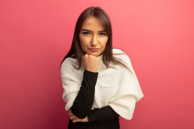 Free photo young woman with white scarf with hand on chin with serious face thinking