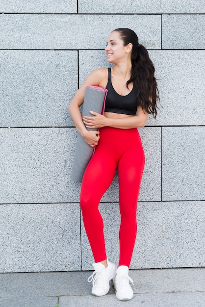 Free photo young woman working out at the street