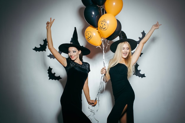 Free photo young women having fun on halloween party