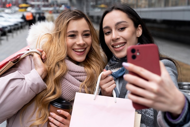 Free Photo young women shopping in the city