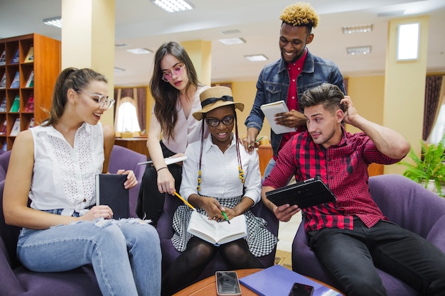 Free photo youngsters coworking in library